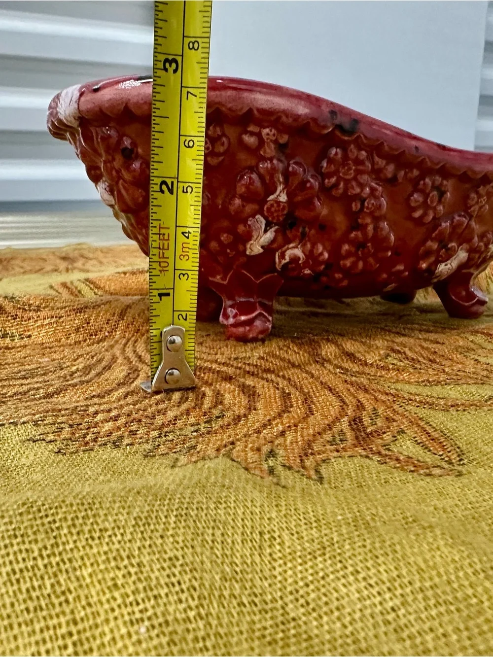 Vintage 1985 Arnel’s Daisy Clawfoot Bathtub Soap dish Deep Red Textured Decor